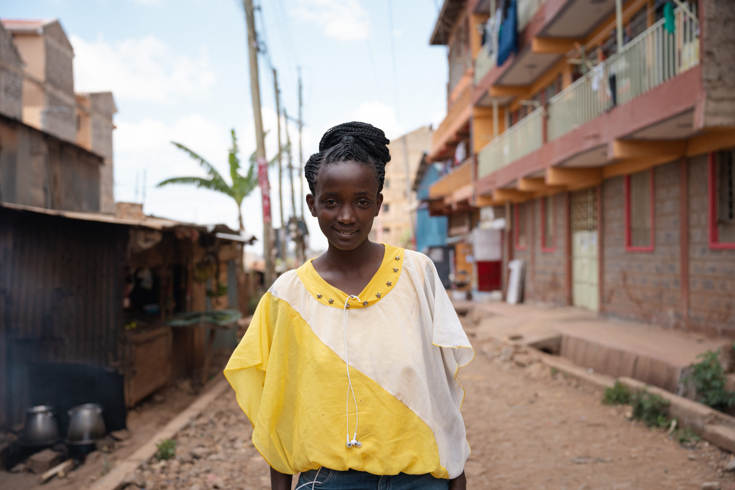 Caroline klarimu - yellow shirt